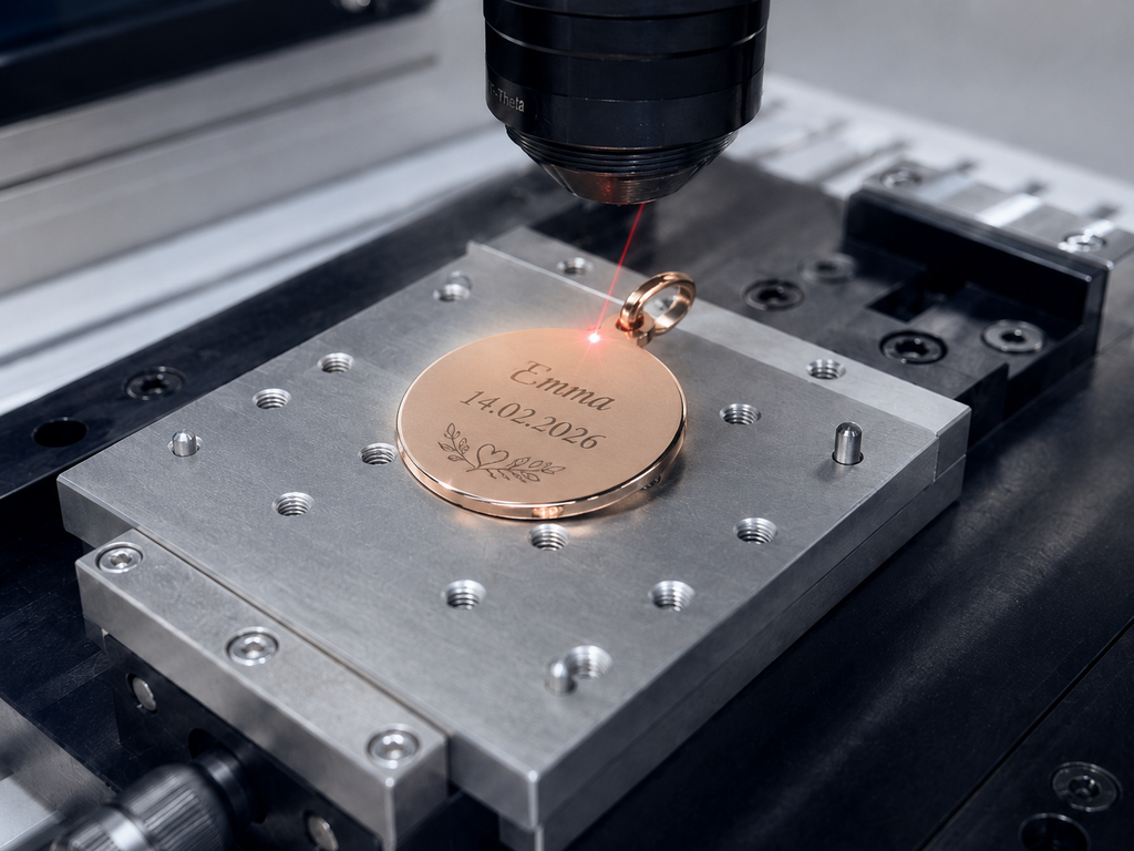 Gravurmaschine personalisiert ein Schmuckstück für eine Bestellung